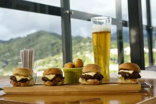 黄色美味汉堡摄影素材