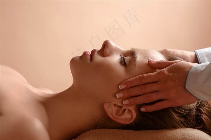 享受SAP按摩美容的女性高清图片