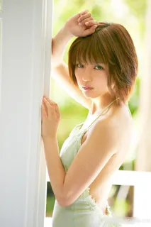 高清唯美日本短发裸背美女写真图片