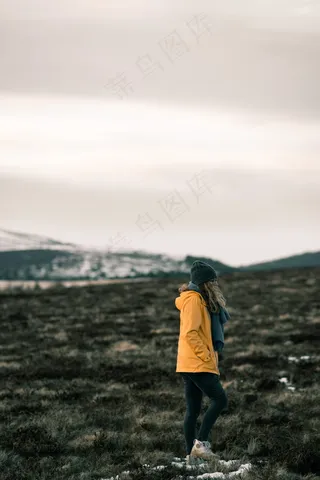 女人孤单忧伤背影图片