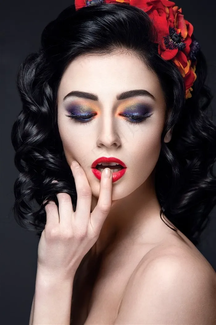 性感的卷发美女