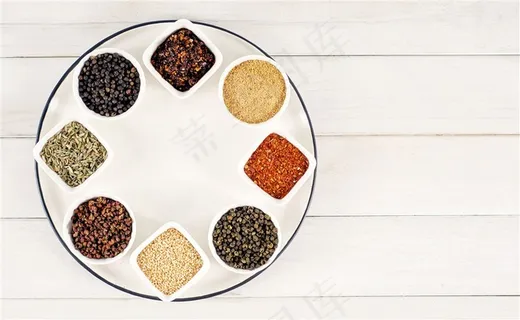放在圆盘子里的调味品图片