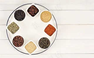 放在圆盘子里的调味品图片