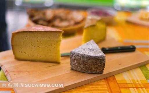 菜板上的刀与奶酪