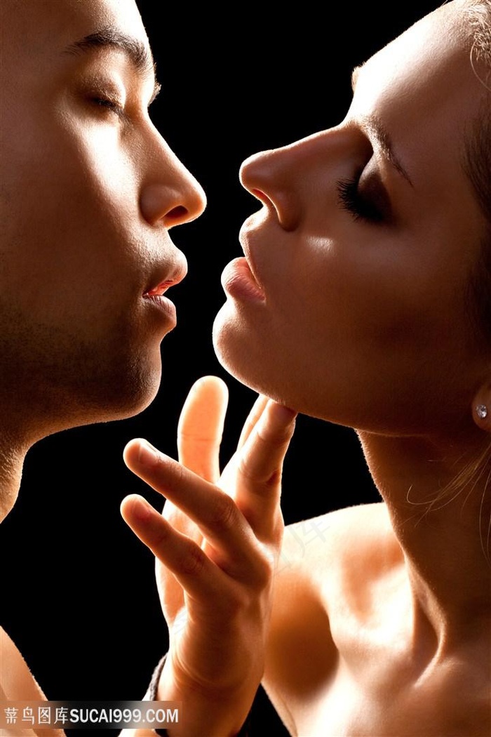 挑逗接吻的欧美情侣图片