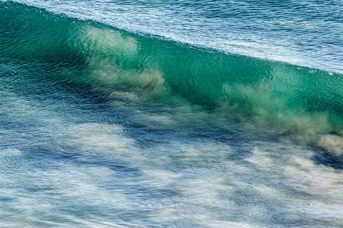 大海中的海浪图