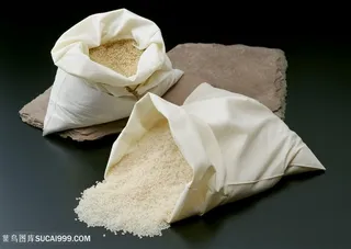 一袋稻米洁白的米粒素材