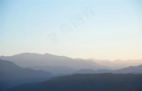 朦胧的山川图片