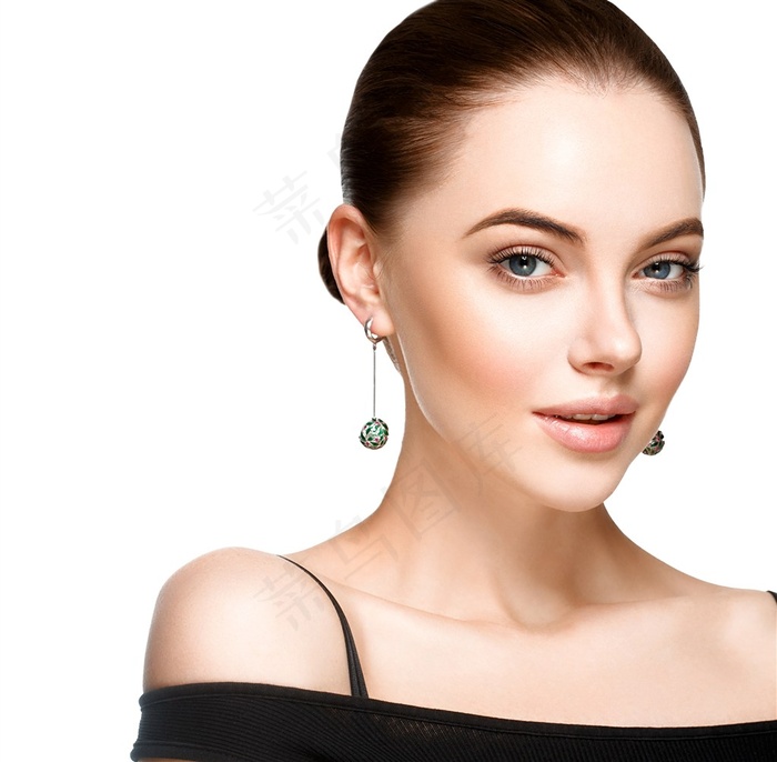 戴着耳坠的美女模特高