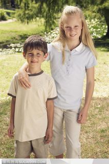 幸福家庭-外国姐弟两在草地上合影