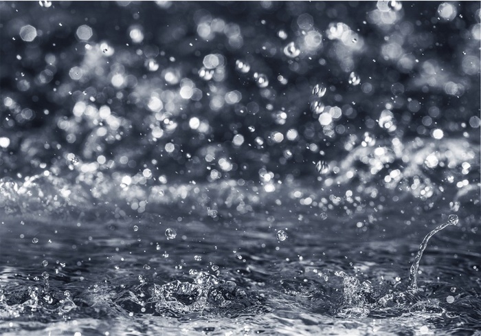 下雨天水面喷溅的水花高清图片