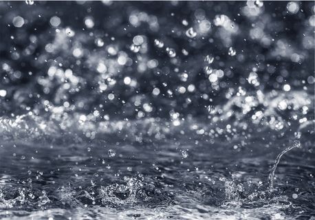 下雨天水面喷溅的水花高清图片