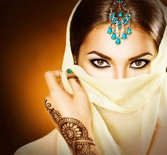 大眼蒙面纱的国外美女图片