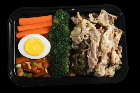 酸辣肥牛快餐盖浇饭产品成品高清大图餐盒装夜市小吃免扣