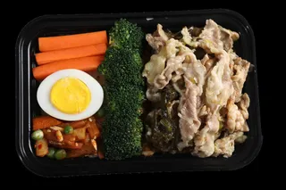 酸辣肥牛快餐盖浇饭产品成品高清大图餐盒装夜市小吃免扣