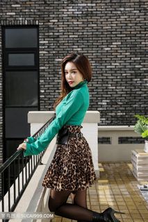 跪在地板上的韩国丝袜美女写真图片