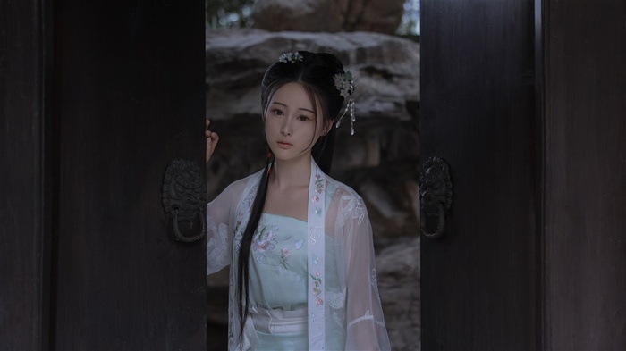 大门边忧郁的古装美女图片