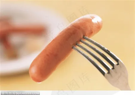 叉子上面的一根火腿肠