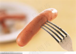叉子上面的一根火腿肠