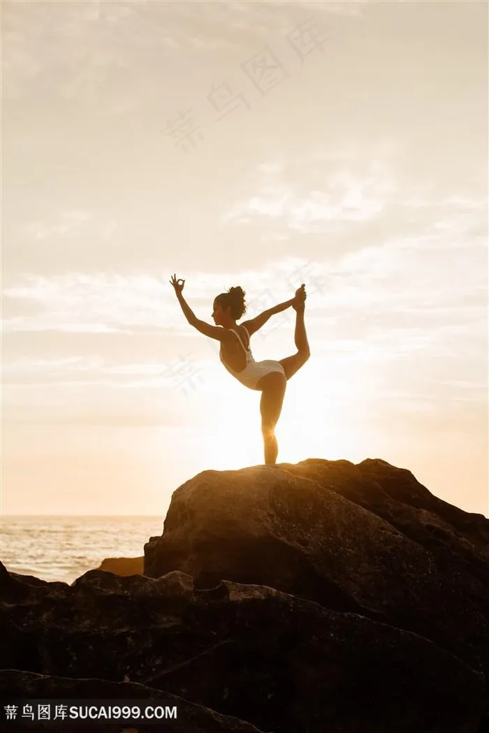 完美身材的美女在山顶练瑜伽图片