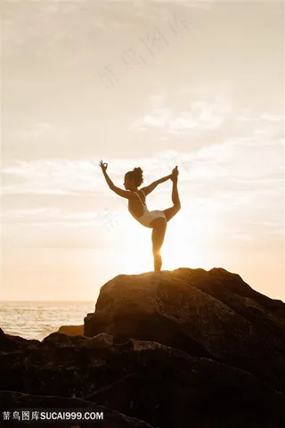 完美身材的美女在山顶练瑜伽图片