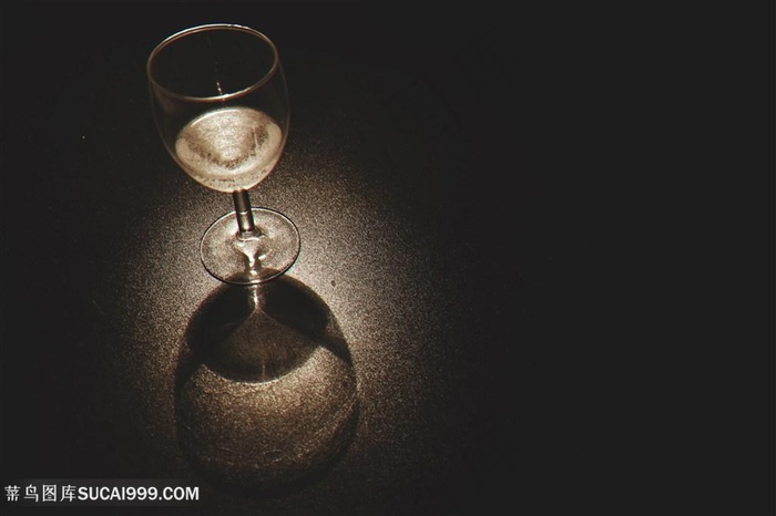 光影玻璃杯酒杯图片