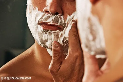 对着镜子剃须的男性高清图片