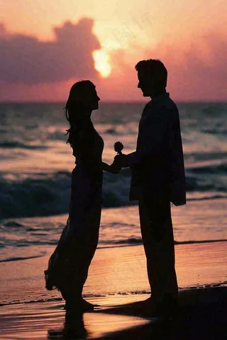 落日海边沙滩情侣散步，爱情520情人节婚纱照