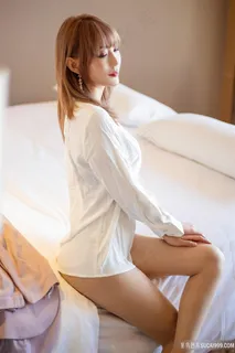 坐在床上的*性感美女白领周慕汐写真图片 坐在床上的*性感美女白领周慕汐写真图片