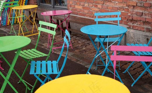 户外休闲区桌椅图片
