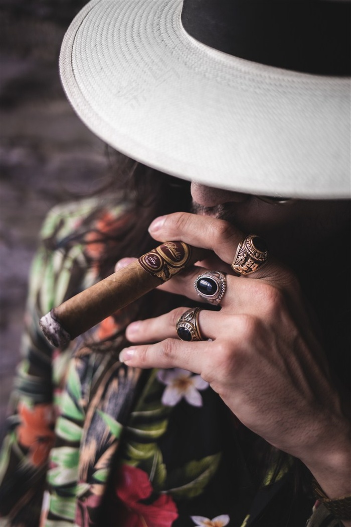 戴着戒指的手大图