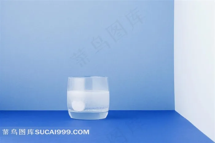 水杯里的药粒素材