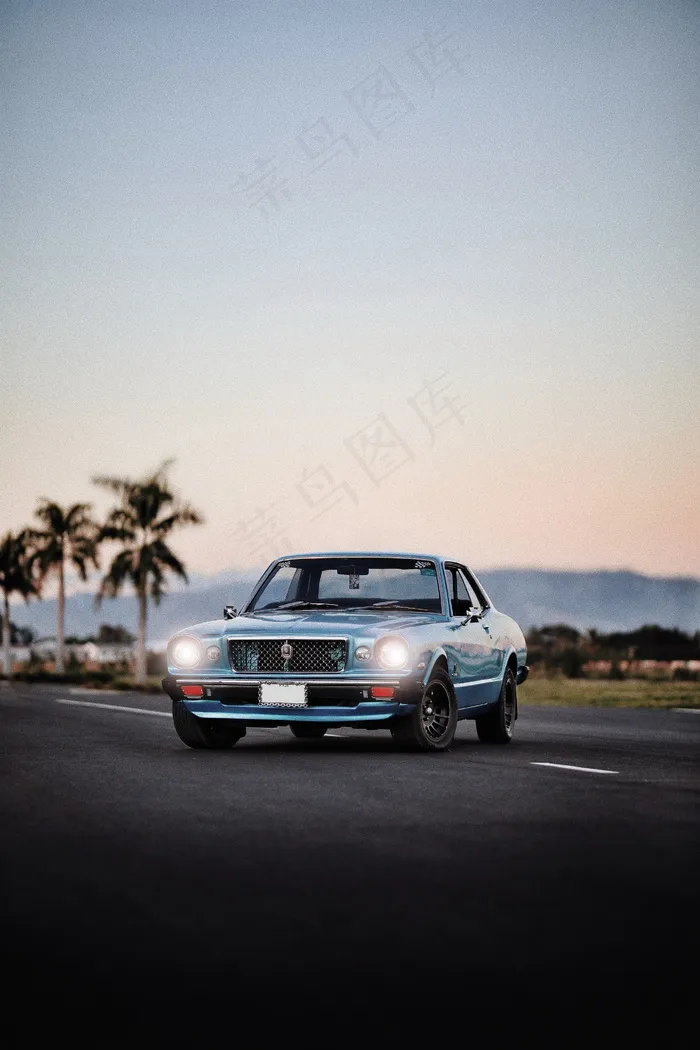 浅蓝色汽车图片