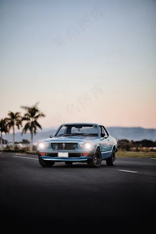 浅蓝色汽车图片