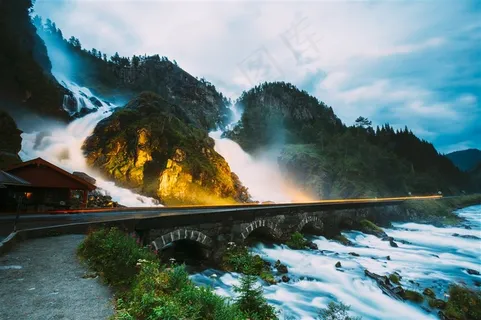 高清湍急的瀑布风景图片 高清湍急的瀑布风景图片