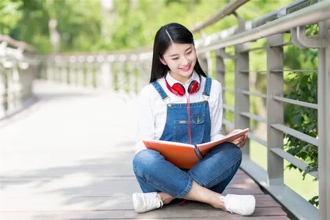 坐在地上的女学生图片