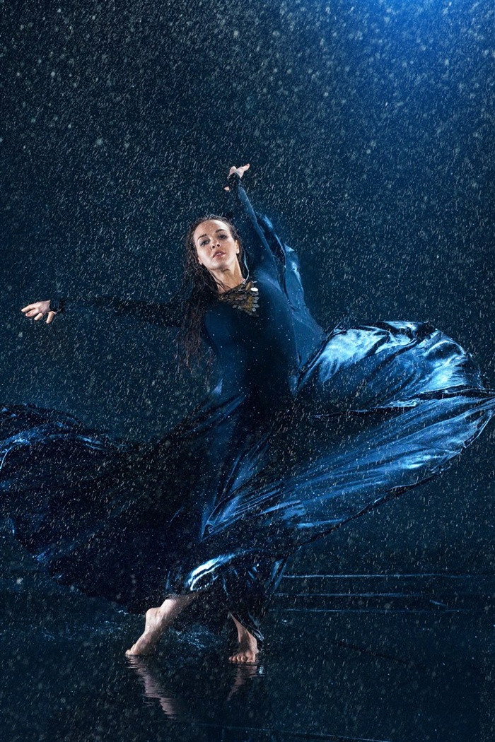 雨中跳舞的美女