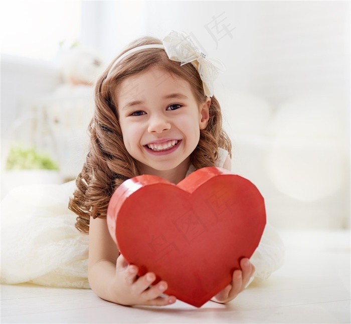 拿着爱心的女孩
