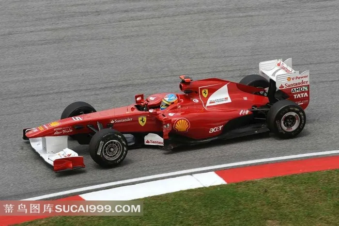 赛道上的f1赛车