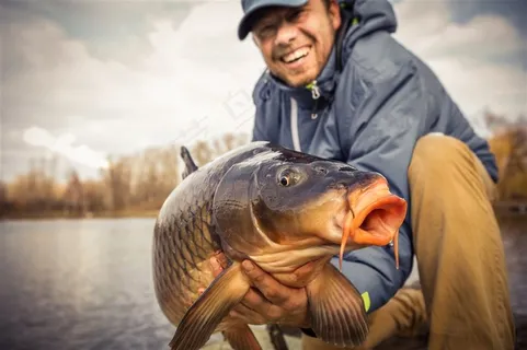 捕捉大鱼的男士图片