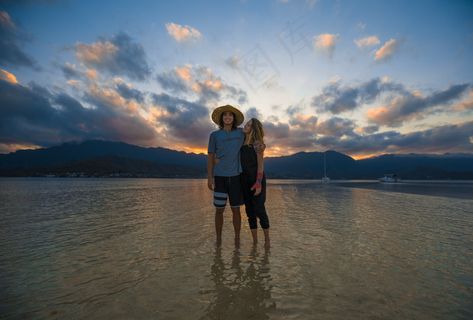 情侣俩人相拥看海图片
