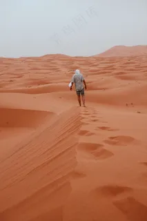 一个人走沙漠背影图片