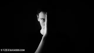 黑白背景中的帅哥图片