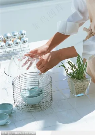 居家生活-清洗玻璃器皿