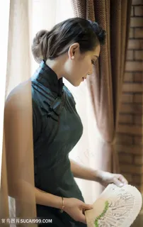 拿木扇的中国旗袍美女图片