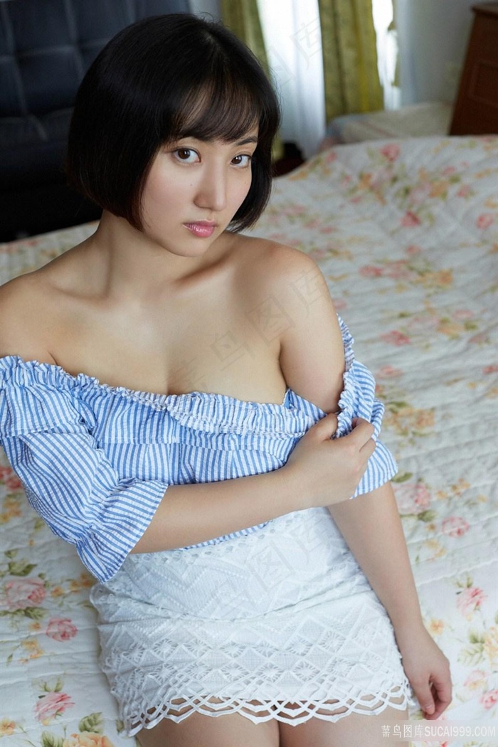坐在床上的日本短发性感美女入江紗綾图片