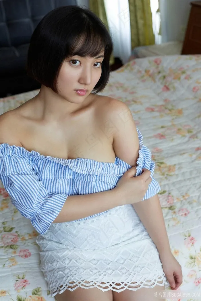 坐在床上的日本短发性感美女入江紗綾图片