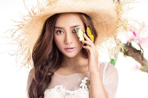 手拿蝴蝶遮脸的时尚美女