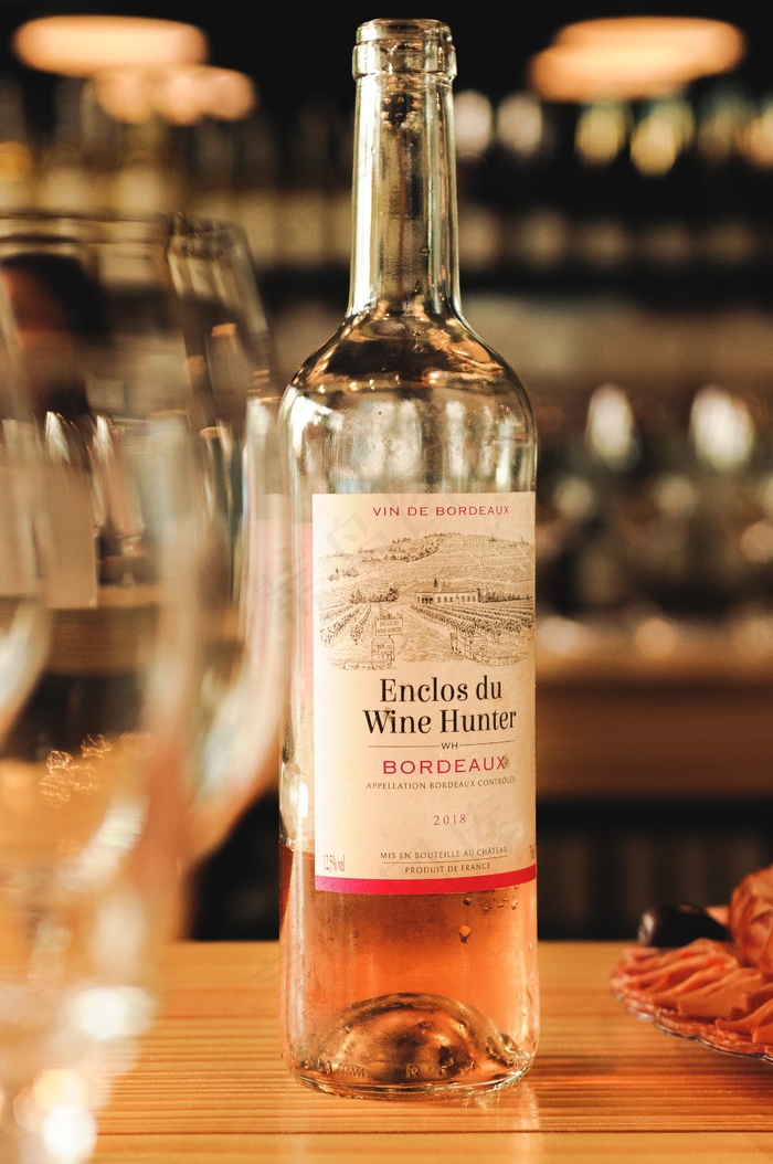 木桌上的一瓶酒图片