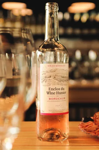 木桌上的一瓶酒图片